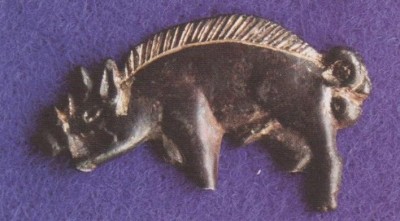 Figure 7: The silver-gilt boar badge found at the<br />
battlefield (after Foard & Curry 2013, 124).<br />